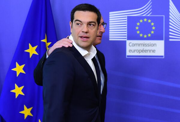 Greece's Prime Minister Alexis Tsipras (L) is welcomed by European Commission President Jean-Claude Juncker ahead of an emergency summit with the leaders of Athens' creditors at the European Commission in Brussels, on June 22, 2015. - Sputnik International