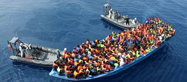 Officers of the Irish Navy ship Le Eithne rescue migrants in the Mediterranean Sea. - Sputnik International