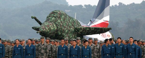 Chinese Air Force personnel stand in front of a Chinese-made J-10 jet fighter. - Sputnik International