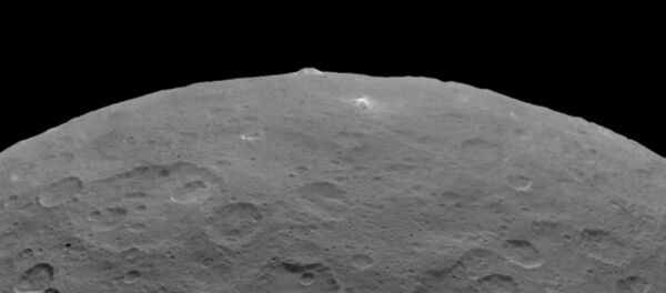 NASA's Dawn probe has taken some more stunning photos of the dwarf planet revealing an inexplicably large pyramid-shaped mountain as well as closer looks at the mysterious bright spots that pepper its surface. - Sputnik International