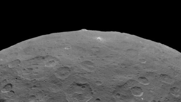 NASA's Dawn probe has taken some more stunning photos of the dwarf planet revealing an inexplicably large pyramid-shaped mountain as well as closer looks at the mysterious bright spots that pepper its surface. - Sputnik International