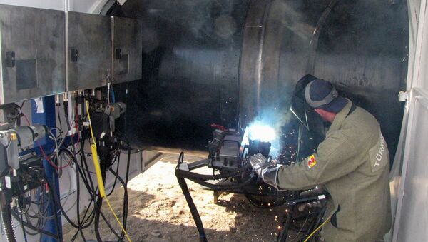 Turkmen worker welds togther the first segments of the gas trunk pipeline - Sputnik International