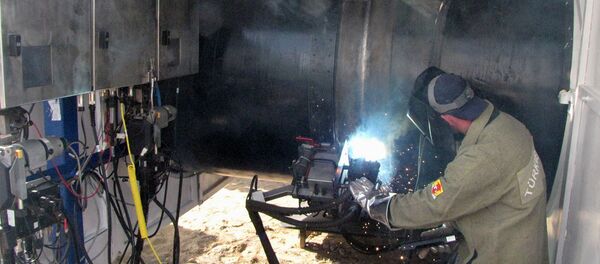 Turkmen worker welds togther the first segments of the gas trunk pipeline Turkmen worker welds togther the first segments of the gas trunk pipeline - Sputnik International