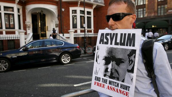 A supporter of Wikileaks founder Julian Assange holds a placard with his mouth during a gathering outside the Ecuador embassy in London, Britain June 19, 2015 - Sputnik International