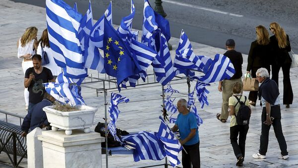 A street vendor sells Greek and EU flags before an upcoming demonstration by Greeks calling on the government to clinch a deal with its international creditors and secure Greece's future in the Eurozone in Athens, Greece, June 22, 2015 - Sputnik International