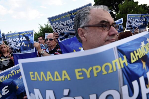 Pro-Euro demonstrators hold placards that read: Greece, Europe, Democracy - We Stay in Europe during a rally in the northern Greek city of Thessaloniki, Monday, June 22, 2015. - Sputnik International