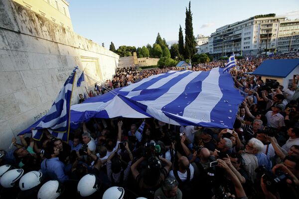Pro-Euro demonstrators hold up a giant Greek flag outside the Greek Parliament during a rally in Athens, Monday, June 22, 2015. Pro-Euro demonstrators hold up a giant Greek flag outside the Greek Parliament during a rally in Athens, Monday, June 22, 2015. - Sputnik International