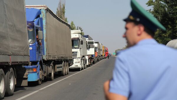 Heavy duty trucks standing in queue at the checkpoint at the Ukraine-Russia border - Sputnik International