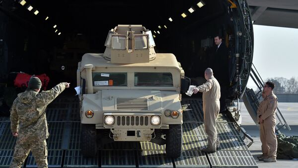 Ukrainian and US servicemen unload armoured cars from a plane at Kiev airport on March 25, 2015 - Sputnik International