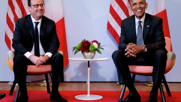 US President Barack Obama, right, and French President Francois Hollande pose for a photograph prior to a bilateral meeting during the G-7 summit in Schloss Elmau hotel near Garmisch-Partenkirchen, southern Germany, Monday, June 8, 2015. - Sputnik International