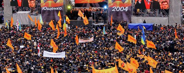 Opposition leader Viktor Yushchenko addresses a crowd in the central Independence Square in Ukraine's capital Kiev, Monday, Nov.22, 2004 Opposition leader Viktor Yushchenko addresses a crowd in the central Independence Square in Ukraine's capital Kiev, Monday, Nov.22, 2004 - Sputnik International