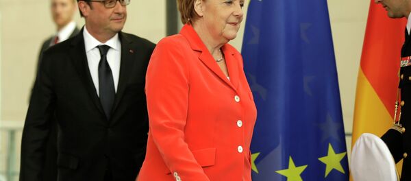 German Chancellor Angela Merkel, right, and the President of France, Francois Hollande, left, arrive for a joint press conference as part of a meeting at the Chancellery in Berlin, Germany, Tuesday, May 19, 2015 - Sputnik International