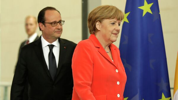 German Chancellor Angela Merkel, right, and the President of France, Francois Hollande, left, arrive for a joint press conference as part of a meeting at the Chancellery in Berlin, Germany, Tuesday, May 19, 2015 - Sputnik International