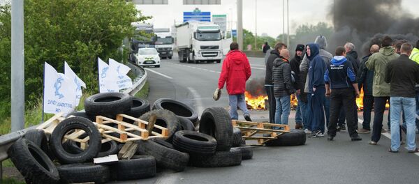 Striking ferry workers burn tyres as they block a ramp leading into the Eurotunnel before being dispersed by riot police in Calais, northern France, Tuesday, June 23, 2015 - Sputnik International