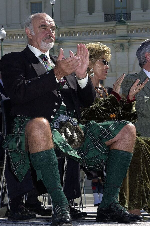 Wearing a kilt, Actor Sean Connery applauds during a William Wallace Awards Ceremony on Capitol Hill, 2001. Connery's wife, Lady Connery, is at his side. - Sputnik International