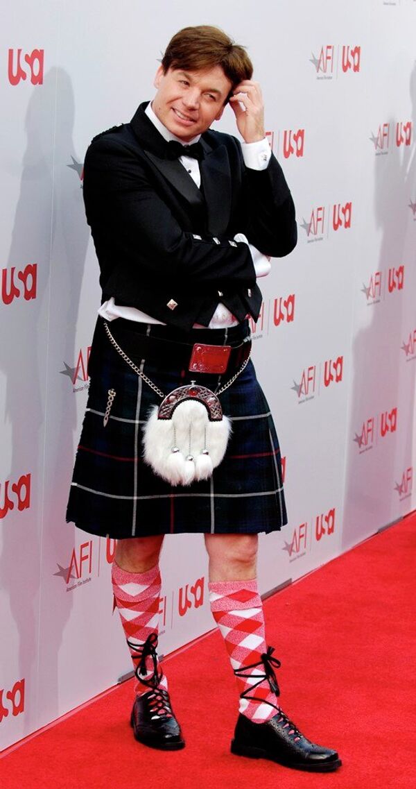 Actor Mike Myers arrives in a kilt in tribute to Scottish actor Sean Connery before the 34th AFI Life Achievement Award: A Tribute to Sean Connery at the Kodak Theater in Los Angeles, 2006. - Sputnik International