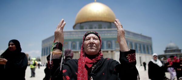 Palestinian Muslim worshipers pray outside the Dome of the Rock at the Al-Aqsa Mosque compound in Jerusalem during the first Friday prayer of the holy month of Ramadan, on June 19, 2015 - Sputnik International
