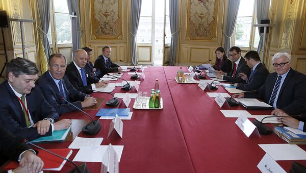French foreign affairs minister Laurent Fabius (3L) attends a meeting with Russian Foreign Minister Sergei Lavrov (2L), German Foreign Minister Frank-Walter Steinmeier (R) and Ukrainian Minister of Foreign Affairs Pavlo Klimkin (2R) during a meeting on Ukraine, on June 23, 2015 in Paris - Sputnik International