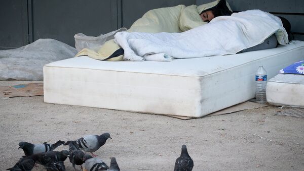 Migrants are pictured sleeping at dawn in an open air camp after spending the night oustide, on June 19, 2015 in Paris - Sputnik International
