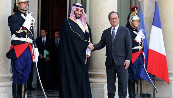 French President Francois Hollande, right, shakes hand with Saudi Arabia's Defense Minister Prince Mohammed Bin Salman prior to their meeting at the Elysee Palace in Paris. - Sputnik International