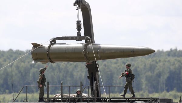 Russian servicemen equip an Iskander tactical missile system at the Army-2015 international military-technical forum in Kubinka, outside Moscow, Russia, June 17, 2015 - Sputnik International