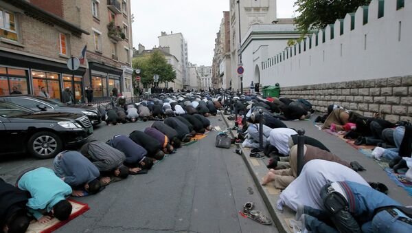 Muslims pray in the street outside the Mosque in Paris - Sputnik International