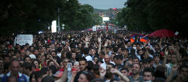 Armenian protesters march during a protest rally against a hike in electricity prices in Yerevan, Armenia, Wednesday, June 24, 2015 Armenian protesters march during a protest rally against a hike in electricity prices in Yerevan, Armenia, Wednesday, June 24, 2015 - Sputnik International