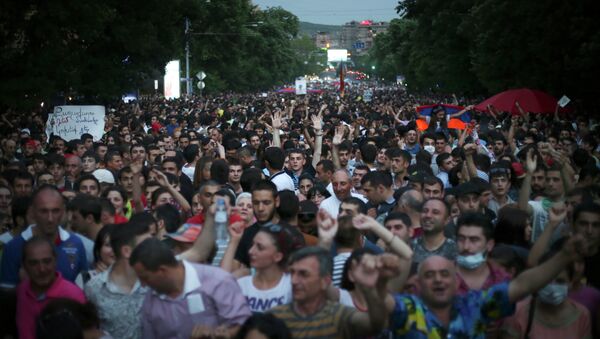 Armenian protesters march during a protest rally against a hike in electricity prices in Yerevan, Armenia, Wednesday, June 24, 2015 - Sputnik International