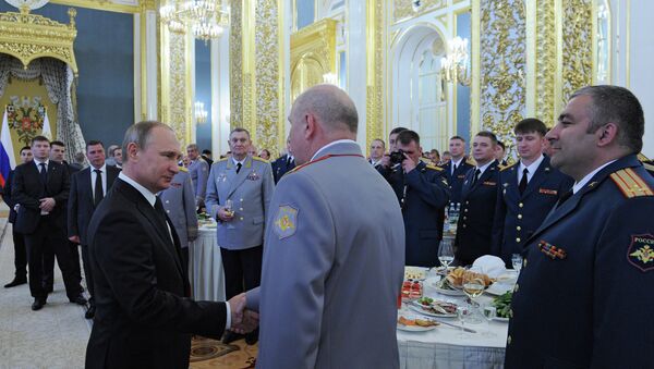 President Vladimir Putin greeting military academy graduates at a Kremlin reception, June 25, 2015 - Sputnik International