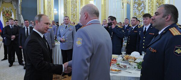 President Vladimir Putin greeting military academy graduates at a Kremlin reception, June 25, 2015 - Sputnik International