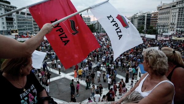 Anti-austerity protesters wave flags of the ruling Syriza party during a rally outside the parliament in Athens, Greece, on Sunday, June 21, 2015 - Sputnik International