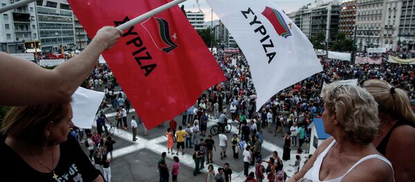 Anti-austerity protesters wave flags of the ruling Syriza party during a rally outside the parliament in Athens, Greece, on Sunday, June 21, 2015 - Sputnik International
