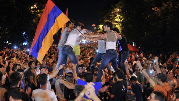 Protesters block a street during a demonstration against an increase of electricity prices in Yerevan early on June 25, 2015 - Sputnik International