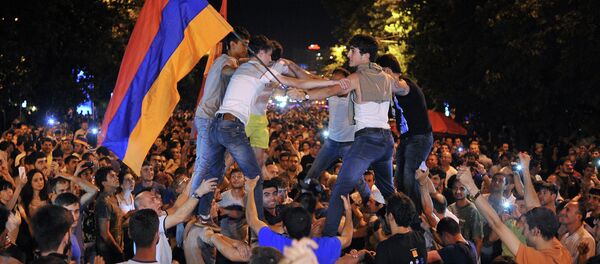 Protesters block a street during a demonstration against an increase of electricity prices in Yerevan early on June 25, 2015 - Sputnik International
