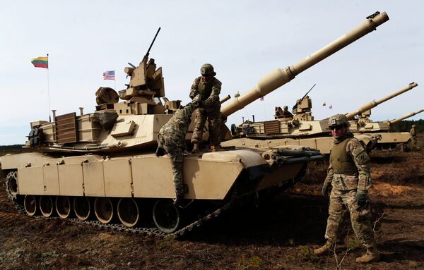 U.S. soldiers from the 2nd Battalion, 1st Brigade Combat Team, 3rd Infantry Division at the M1A2 Abrams battle tank during a military exercise at the Gaiziunu Training Range in Pabrade some 60km.(38 miles) north of the capital Vilnius, Lithuania, Thursday, April 9, 2015 - Sputnik International