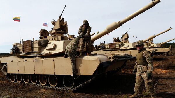 U.S. soldiers from the 2nd Battalion, 1st Brigade Combat Team, 3rd Infantry Division at the M1A2 Abrams battle tank during a military exercise at the Gaiziunu Training Range in Pabrade some 60km.(38 miles) north of the capital Vilnius, Lithuania, Thursday, April 9, 2015 - Sputnik International