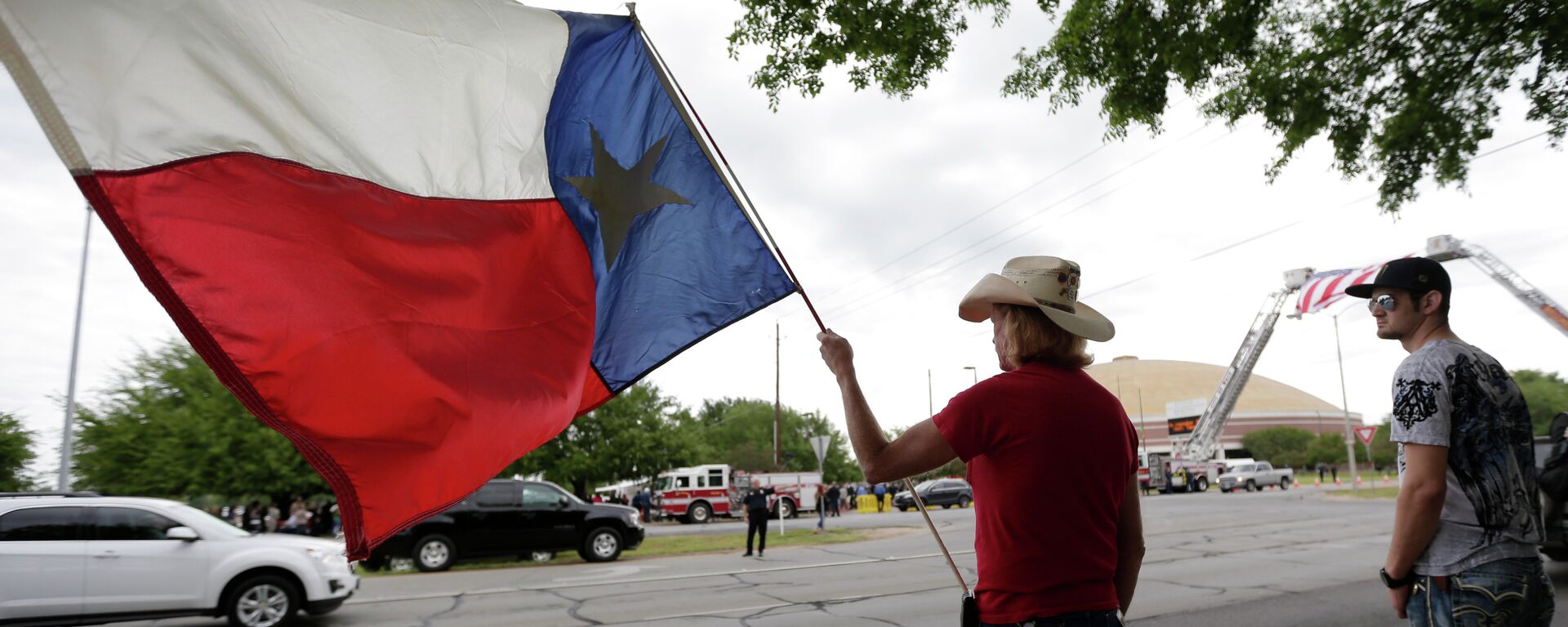 مردی پرچم تگزاس را در دست دارد.  - اسپوتنیک بین المللی، 1920، 27.01.2024