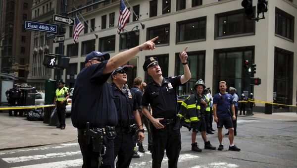 New York Police Department officers attend an emergency response after the cable of the crane snapped on a building in Manhattan, New York May 31, 2015 - Sputnik International