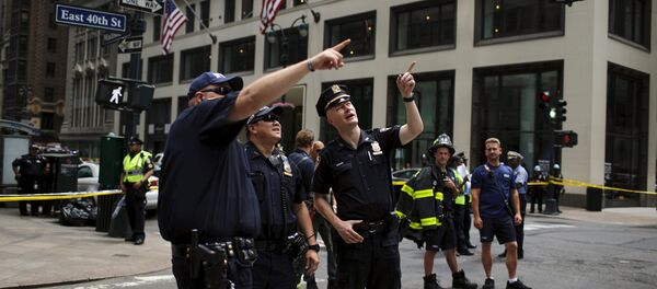 New York Police Department officers attend an emergency response after the cable of the crane snapped on a building in Manhattan, New York May 31, 2015 - Sputnik International