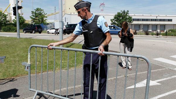 A French Gendarme blocks the access road to the Saint-Quentin-Fallavier industrial area, near Lyon, France, June 26, 2015 - Sputnik International