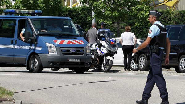 A French Gendarme blocks the access road to the Saint-Quentin-Fallavier industrial area, near Lyon, France, June 26, 2015 - Sputnik International