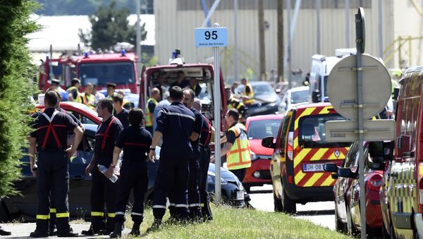 French police and firefighters gather at the entrance of the Air Products company in Saint-Quentin-Fallavier, near Lyon, central eastern France, on June 26, 2015 - Sputnik International