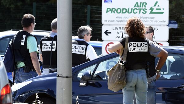 French police secure the entrance of the Air Products company in Saint-Quentin-Fallavier, near Lyon, central eastern France, on June 26, 2015 - Sputnik International