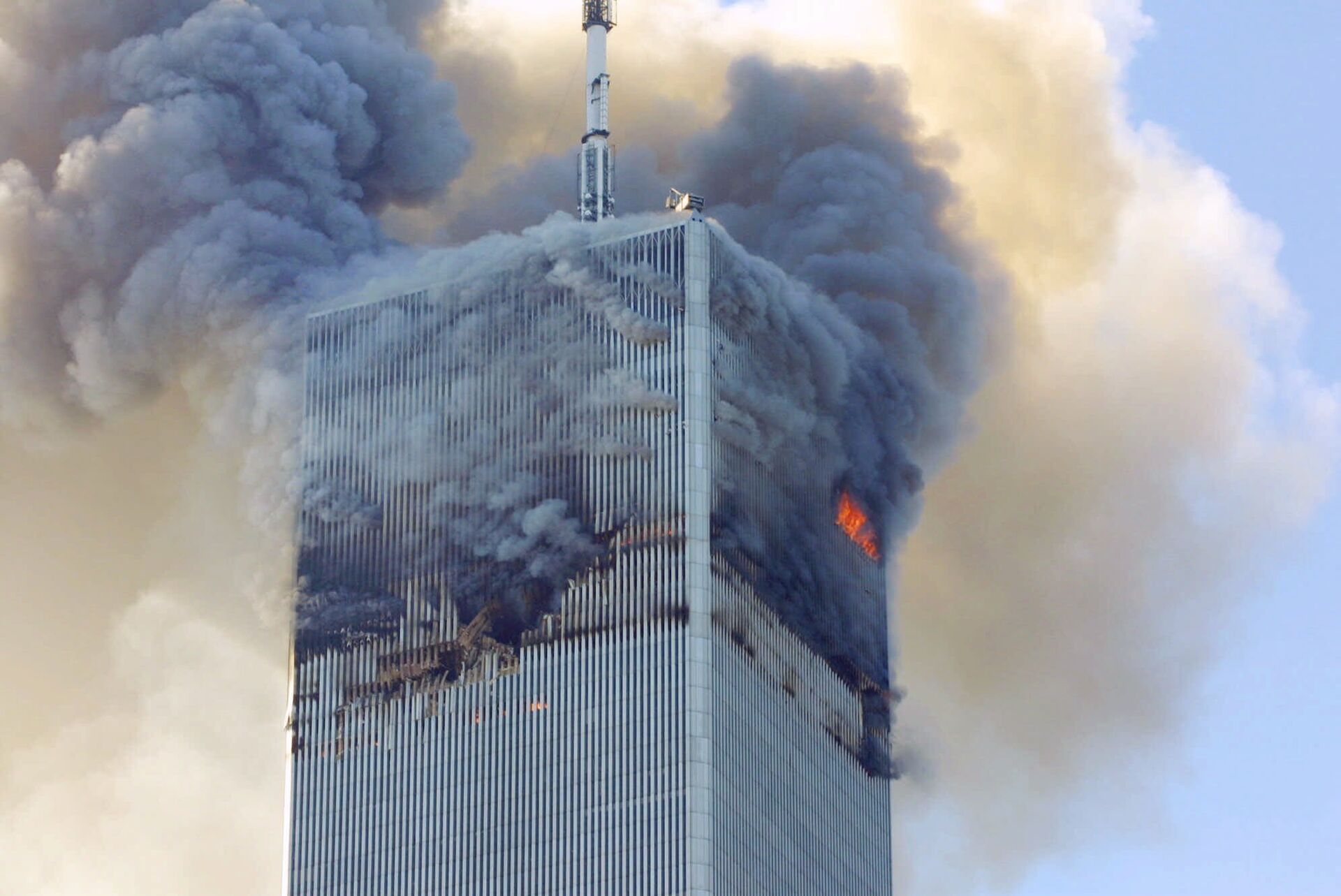 Fire and smoke billows from the north tower of New York's World Trade Center Tuesday Sept. 11, 2001 after terrorists crashed two hijacked airliners into the World Trade Center and brought down the twin 110-story towers. - Sputnik International, 1920, 10.09.2021