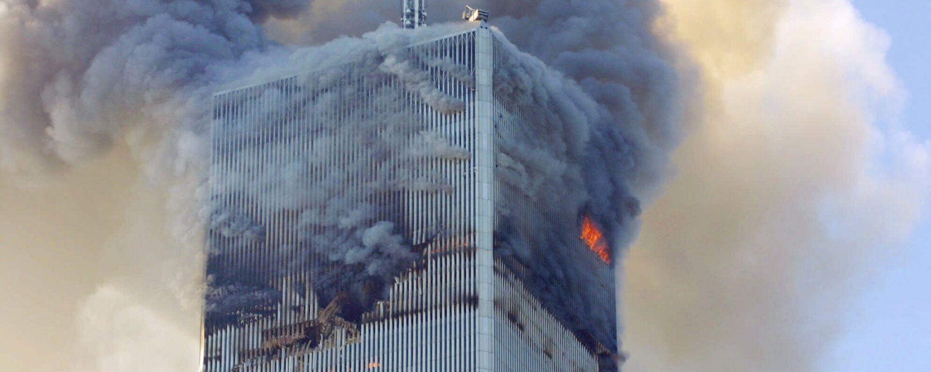 Fire and smoke billows from the north tower of New York's World Trade Center Tuesday Sept. 11, 2001 after terrorists crashed two hijacked airliners into the World Trade Center and brought down the twin 110-story towers. - Sputnik International, 1920, 08.01.2022