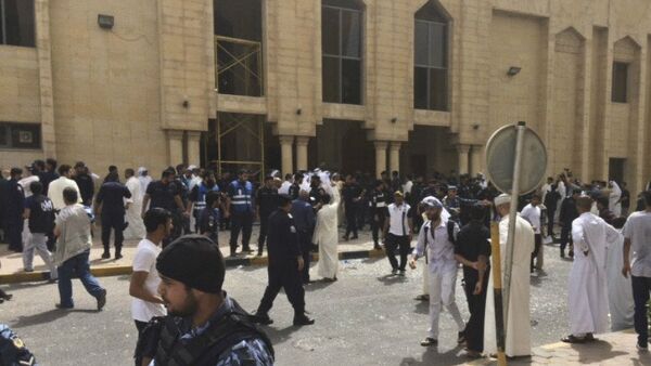 Security forces, officials and civilians gather outside of the Imam Sadiq Mosque after a deadly blast struck after Friday prayers in Kuwait City, Kuwait, Friday, June 26, 2015 - Sputnik International