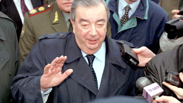 Russian Prime Minister Yevgeny Primakov, center, speaks to the press after his arrival at Belgrade airport, Tuesday, March 30, 1999 - Sputnik International