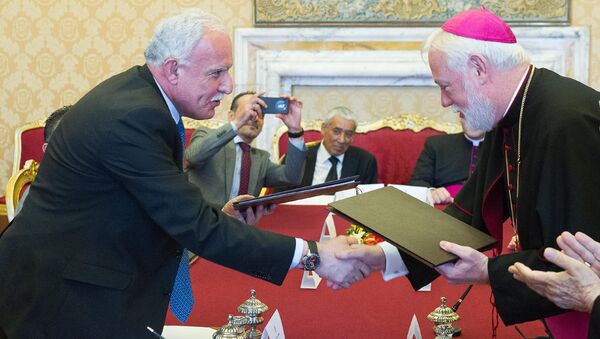 Vatican Foreign Minister Paul Gallagher, right, and his Palestinian counterpart, Riad al-Malki, shake hands after signing a treaty at a ceremony inside the Vatican, Friday, June 26, 2015. - Sputnik International