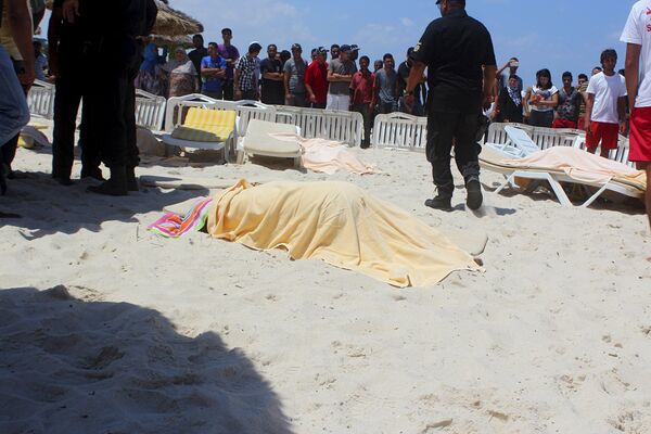 The body of a tourist shot dead by a gunman lies near a beachside hotel in Sousse, Tunisia June 26, 2015 - Sputnik International