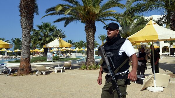 A Tunisian security member stands next to a swimming pool at the resort town of Sousse, a popular tourist destination 140 kilometres (90 miles) south of the Tunisian capital, on June 26, 2015, following a shooting attack - Sputnik International